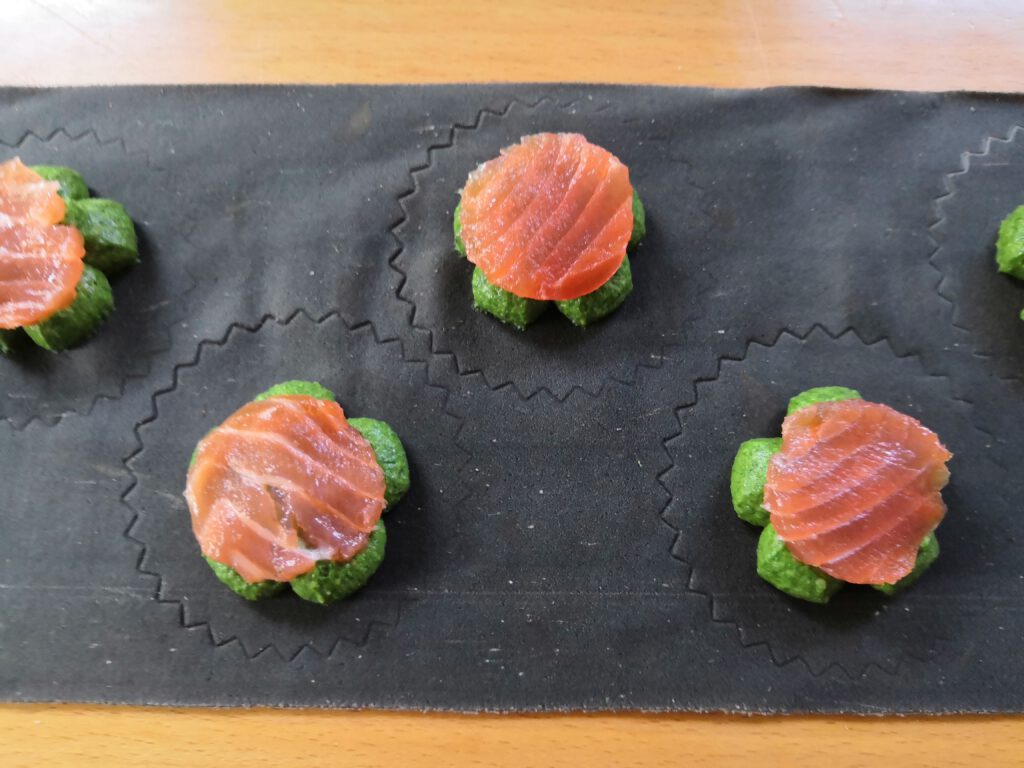 Nudelteig mit Spinatfüllung und Lachsforelle