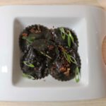 Schwarze Ravioli mit Lachsforelle und Spinatfüllung