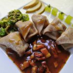 Hausgemachte Steinpilztortellini gefüllt mit Wildschweinfarce auf Sherry-Speck-Kräuterjus, karamellisierte Rosenkohlblätter mit dunklem Balsamico, grünes Birnen-Thymiangelee