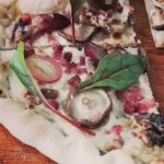 Flammkuchen mit Shiitake, Weintrauben, Mangold, Schinkenspeck, Walnüssen